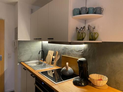 eine Küche mit Spüle und Theke in der Unterkunft Ferienwohnung Morgensonne in Oberstaufen
