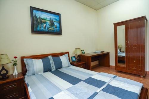 Tempat tidur dalam kamar di Nhà Khách Làng May Mắn - Village Chance