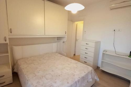 リド・ディ・スピーナにあるAnfora, appartamento al mareの白いベッドルーム(ベッド1台、ドレッサー付)