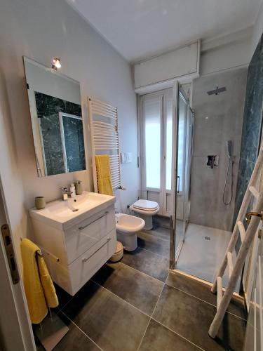 y baño con lavabo, aseo y ducha. en Fancy Monique en Milán