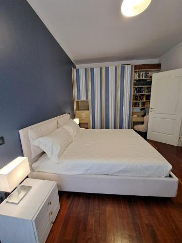 1 dormitorio con 1 cama blanca grande y escritorio en Fancy Monique en Milán