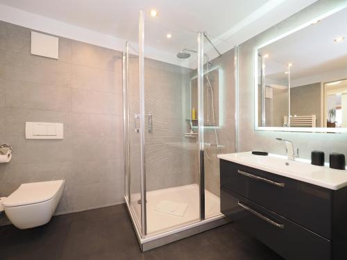 une salle de bains avec douche, toilettes et lavabo dans l'établissement Kaiservillen Heringsdorf - Ferienwohnung mit 1 Schlafzimmer und Balkon D125, à Heringsdorf