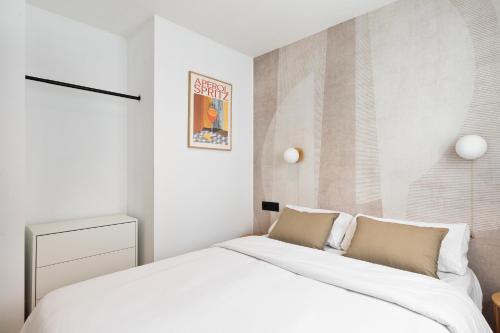 Vibe Apartments by Olala Homes tesisinde bir odada yatak veya yataklar