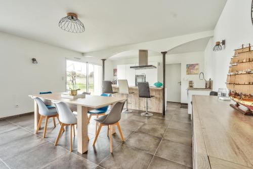 une salle à manger et une cuisine avec une table et des chaises dans l'établissement À 250m de la plage - Belle maison pour 6, à La Tranche-sur-Mer