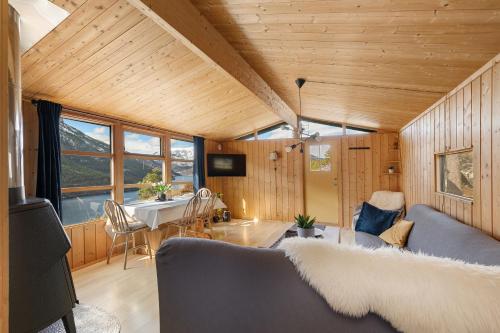 een woonkamer met een bank en een tafel bij Lem Cabins in Sogndal