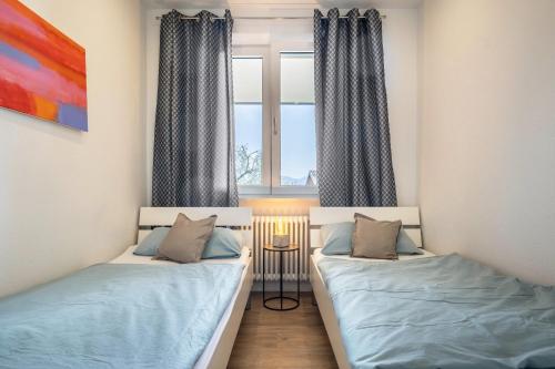 Duas camas num quarto com uma janela em Suite Perlago em Tignale
