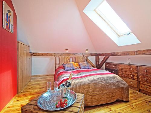 sypialnia z łóżkiem z miską owoców na stole w obiekcie Sopot Apartment SA w mieście Sopot