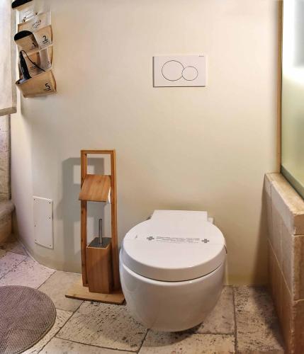 a bathroom with a white toilet in a room at l'angolo di Gaudì, alcoba Blanca in Putignano