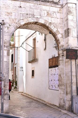 a building with an archway on a city street at l'angolo di Gaudì, alcoba Blanca in Putignano