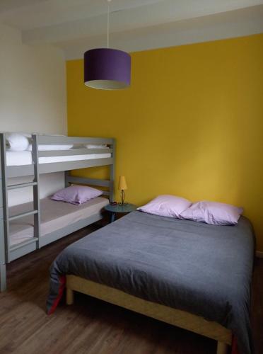 Poschodová posteľ alebo postele v izbe v ubytovaní Villa Oleronaise
