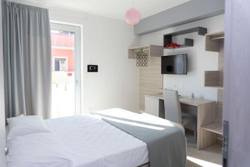 Torre ForteにあるHZ bed & breakfast and apartmentsの白いベッドルーム(ベッド1台、デスク付)