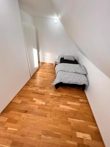 1 dormitorio con 2 camas y suelo de madera en HBA Appartsments en Malmö
