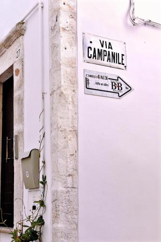 a street sign on the side of a building at l'angolo di Gaudì, alcoba Fascinosa in Putignano