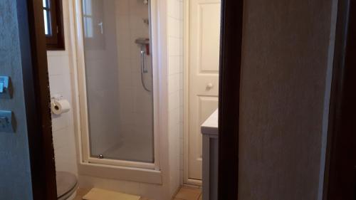 a bathroom with a shower and a toilet at La Commère: Gîte dans un cadre champêtre 