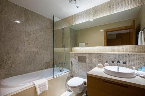 Koupelna v ubytování Luxury Oasis 2 Bed in Downtown 7 mins to Dubai Mall
