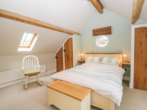 een slaapkamer met een groot bed en een stoel bij Avon Turn View in Salisbury