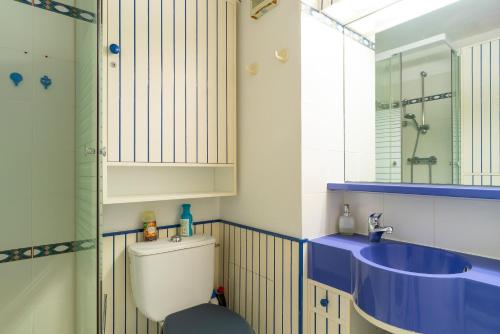 bagno con servizi igienici, lavandino e specchio di Plein Sud - Piscine partagée a Bénodet