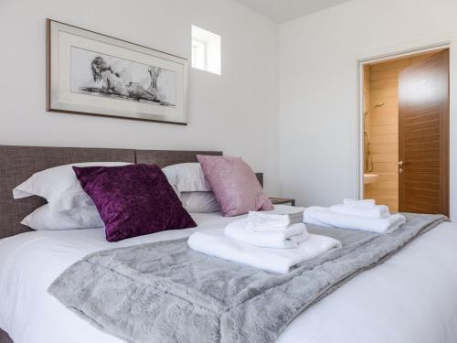 um quarto com uma cama com toalhas em 7 Beachdown em Kingsbridge