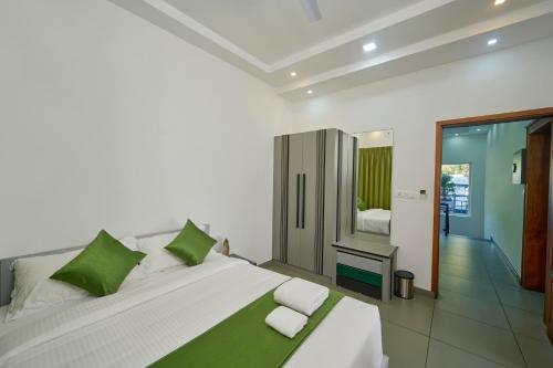 Una cama o camas en una habitación de The Elms Thekkady