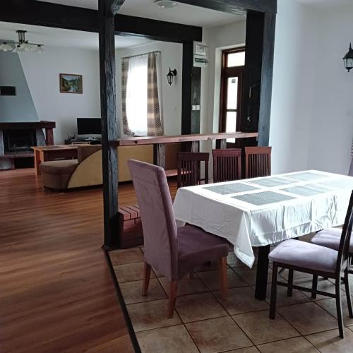 una sala da pranzo con tavolo e sedie di Klimatyczny Domek a Sławęcin