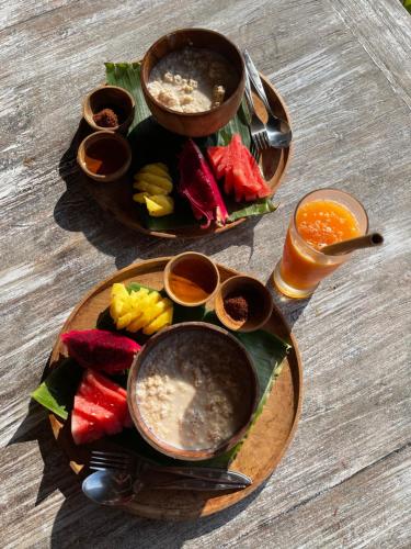 a plate of food with two bowls of dip at Makawi Tuwa in Seraya
