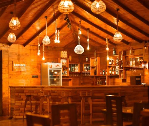 un bar en un restaurante con luces colgando del techo en Horizon KiteSurfing Beach Resort, en Kalpitiya