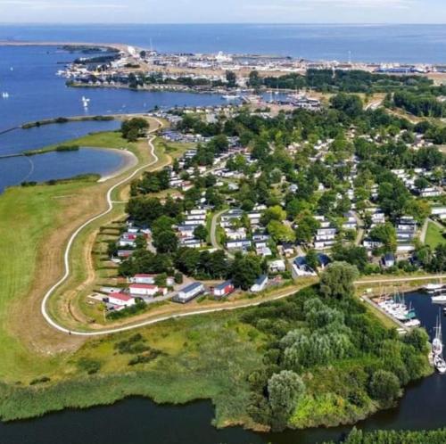 an aerial view of a small island in the water at BJ Chalets - Robbengat 68 - Gezellige, kindvriendelijke chalet op vakantiepark Lauwersoog! Vroege incheck! in Lauwersoog