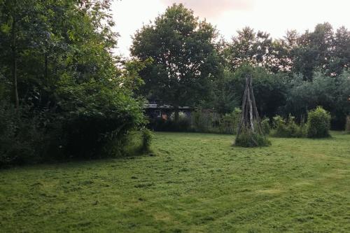 a field with a house in the background at Ferienwohnung Altneukoog in Tetenbüll