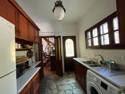 Η κουζίνα ή μικρή κουζίνα στο Spacious Maisonette on the eu Blue Beach of Kalogria in Sithonia, Greece num1