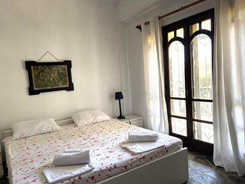 Ένα ή περισσότερα κρεβάτια σε δωμάτιο στο Spacious Maisonette on the eu Blue Beach of Kalogria in Sithonia, Greece num1