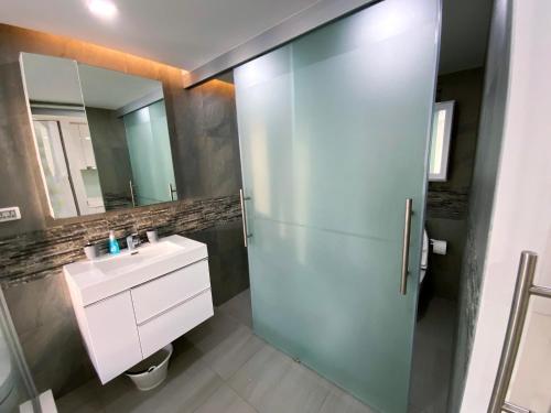 a bathroom with a glass shower and a sink at Sands Condo Pattaya 82 by ThaiminatorPattaya in Pattaya South