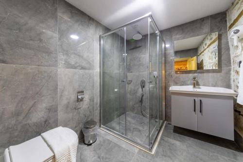 a bathroom with a shower and a sink at Villa Nostalji Kalkan Bezirganda Havuzlu Villa in Bezirgân