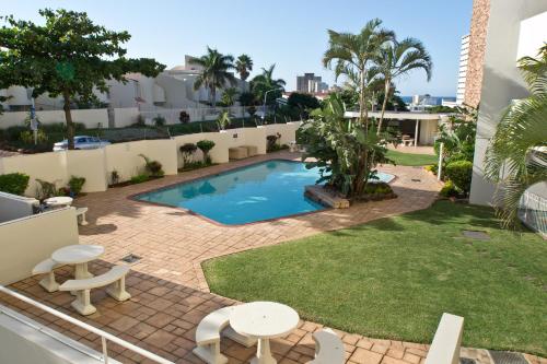 una imagen de una piscina en la azotea de un apartamento en 45 Sea Lodge Umhlanga Rocks en Durban