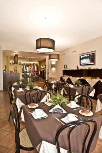 a restaurant with tables and chairs in a room at Villa Santacroce in San Giovanni Rotondo
