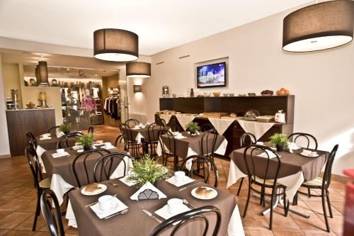 a restaurant with tables and chairs in a room at Villa Santacroce in San Giovanni Rotondo