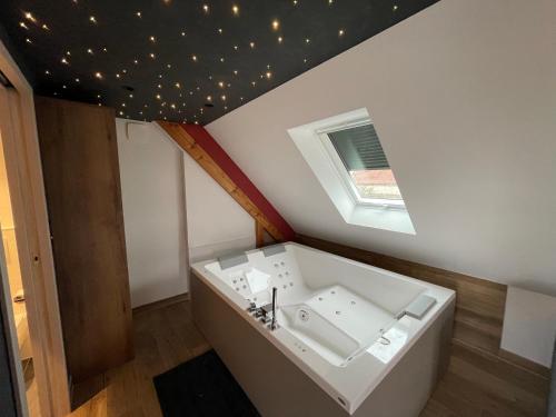 Ένα μπάνιο στο Gite Spa L'Atelier Emile - Spa Privatif - 5 min COLMAR