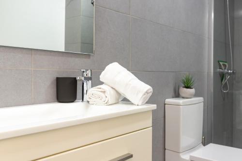 bagno con lavandino, servizi igienici e specchio di RNET - Casa 3 - Vista Mar Almadrava Roses a Roses