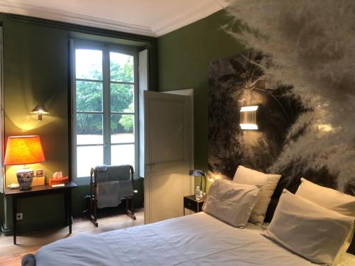 - une chambre avec un lit orné d'une fresque murale représentant la fumée dans l'établissement Rouge Maison, à Bois-Normand-près-Lyre