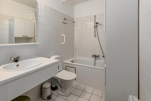 Baño blanco con lavabo y aseo en 't Pand C 0408 met parking Nieuwpoort, en Nieuwpoort