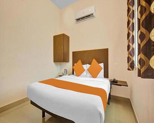 a bedroom with a large bed in a room at FabExpress Joel Inn in Chennai