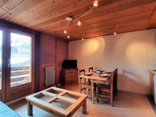 une salle à manger avec une table et des chaises et une fenêtre dans l'établissement Studio rénové avec balcon sud et parking, 4 personnes, Montgenèvre - FR-1-330D-66, à Montgenèvre
