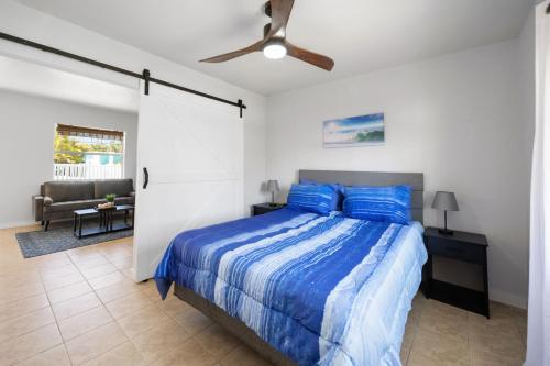 1 dormitorio con 1 cama y ventilador de techo en Cottage Bungalow Near Beach! 1 Bed with Pool & BBQ, en Fort Myers