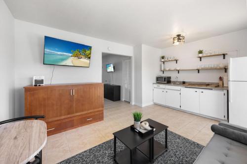 ein Wohnzimmer mit einem Sofa und einer Küche in der Unterkunft Cottage Bungalow Near Beach! 1 Bed with Pool & BBQ in Fort Myers
