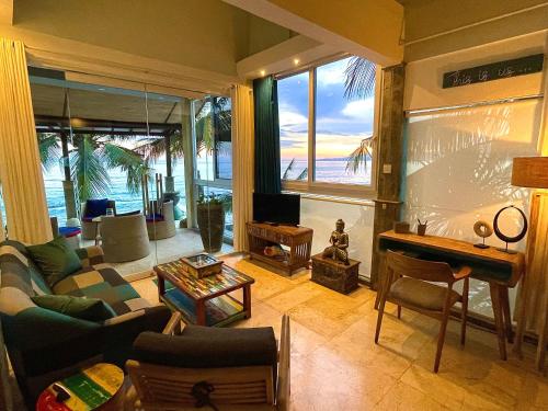 Ruang duduk di Ocean Suite By A&J - Exceptional Beachfront Apartment - Candidasa