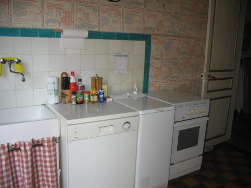 une petite cuisine avec un évier et une cuisinière dans l'établissement Appart 6 pièces pour 8 pers. à St Raphaël, centre-ville proche plage - FR-1-226A-43, à Saint-Raphaël