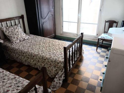 une chambre avec un lit et un sol à carreaux dans l'établissement Appart 6 pièces pour 8 pers. à St Raphaël, centre-ville proche plage - FR-1-226A-43, à Saint-Raphaël