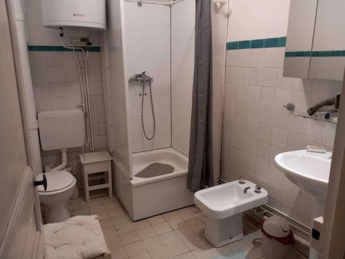 une salle de bain avec une douche, des toilettes et un lavabo dans l'établissement Appart 6 pièces pour 8 pers. à St Raphaël, centre-ville proche plage - FR-1-226A-43, à Saint-Raphaël