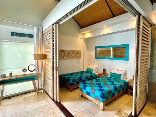 Katil atau katil-katil dalam bilik di Ocean Suite By A&J - Exceptional Beachfront Apartment - Candidasa