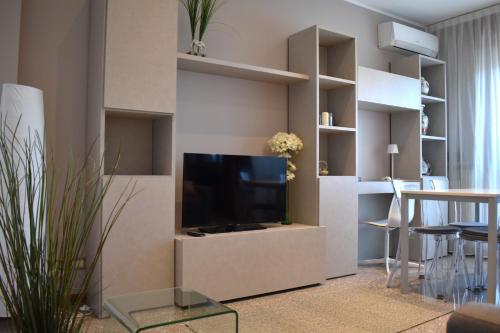 Pradamano的住宿－Meridiana 1，一间客厅,在白色的墙上配有电视