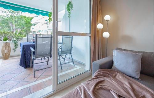uma sala de estar com um sofá e uma varanda com uma mesa e cadeiras em 2 Bedroom Beautiful Apartment In Mlaga em Marbella